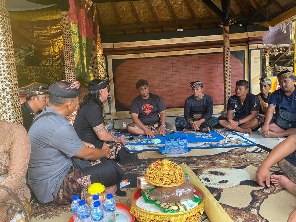 Perbekel Petang Melayat ke Rumah Duka Almarhum I Made Caluk dan Ni Nyoman Gantang, di Br Adat Angantiga, DesaPetang